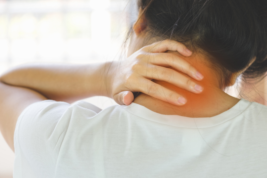 Vrouw met nekklachten en stijve nek hudt haar nek vast