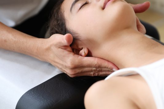 Chiropractor voert nek behandeling uit bij een patient - Chiropractie Move