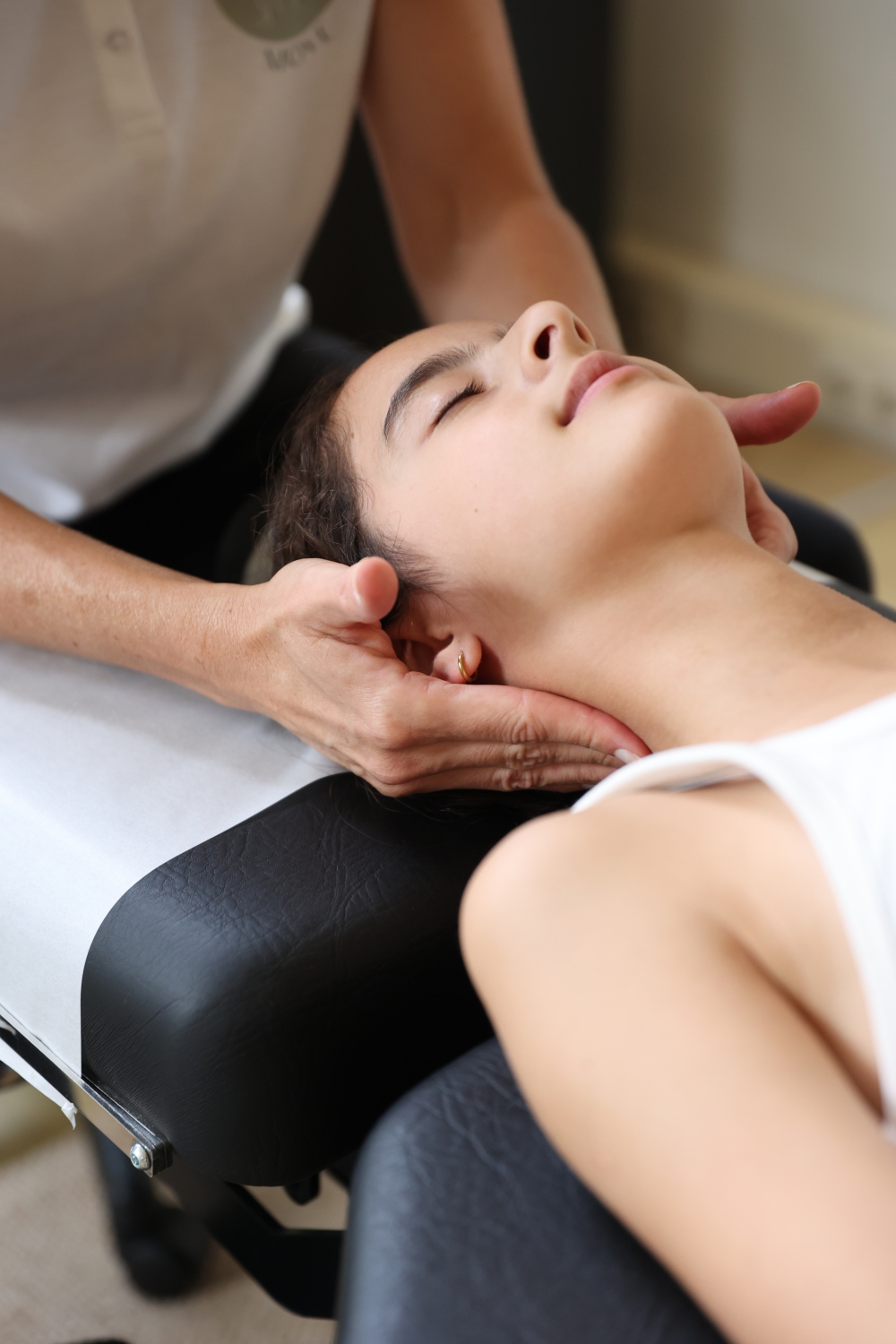 Chiropractor voert nek behandeling uit bij een patient - Chiropractie Move